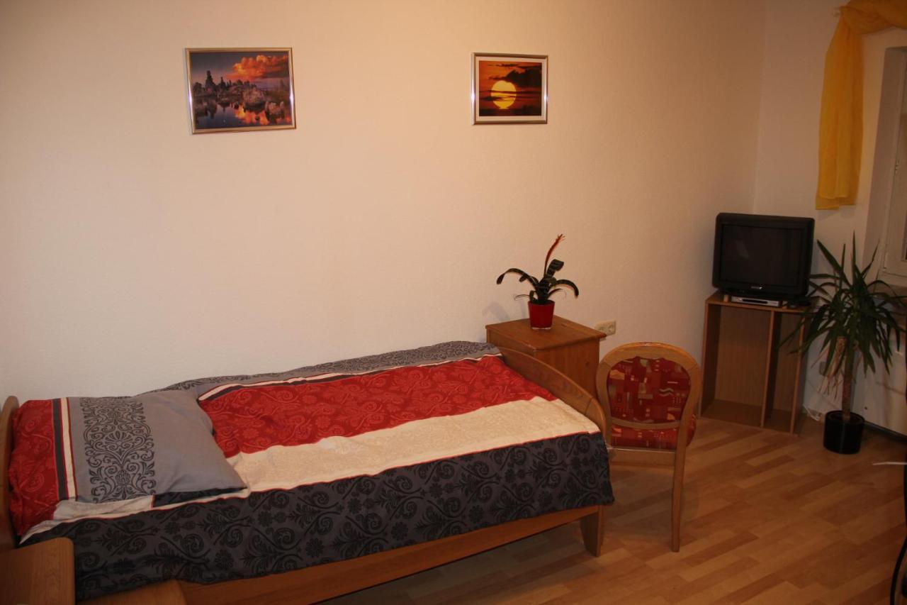 Mit 4 Schlafzimmer Fuer 2 Bis 9 Gaeste----apartment With 4 Bedrooms For 2 To 9 Guests Nürnberg